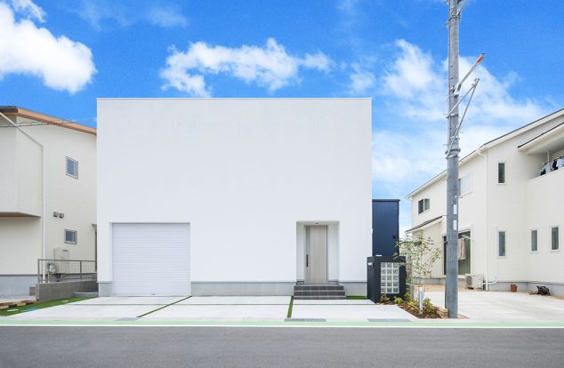 窓のない、白で統一されたボックス型の外観　